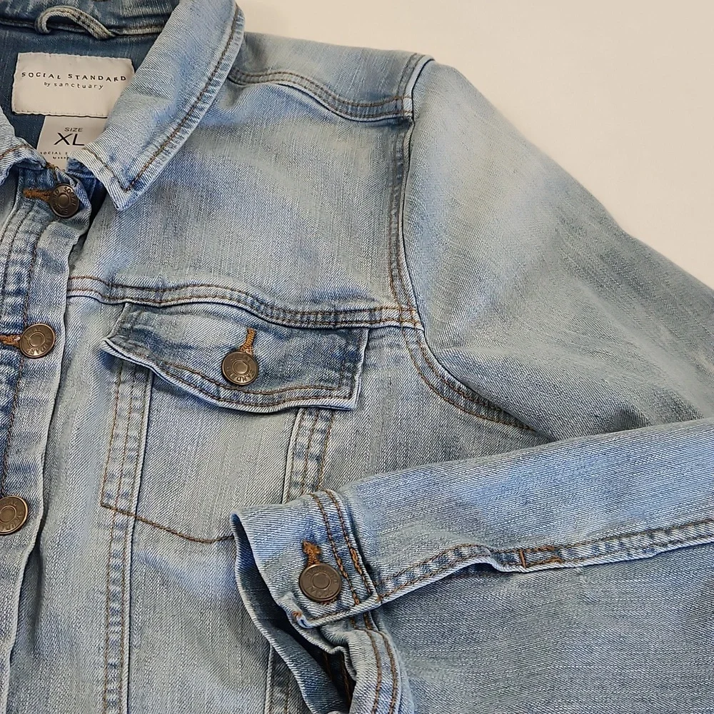 Social Standard By Sanctuary Jean Jacket. Light Wash. Size XL - Picture 7 of 11